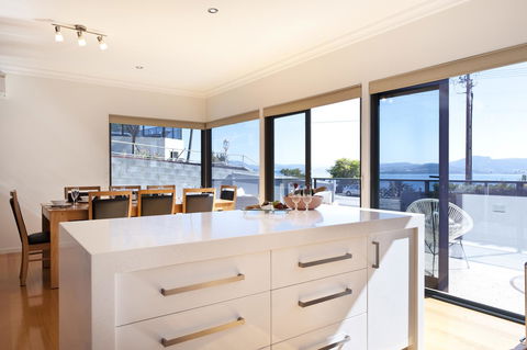 Sandy Bay Waterfront Home - Accommodation Melbourne 20