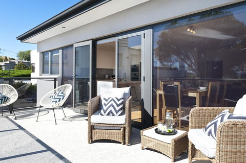 Sandy Bay Waterfront Home - Accommodation Melbourne 5