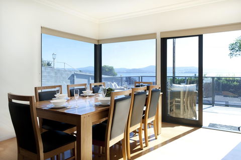 Sandy Bay Waterfront Home - Accommodation Melbourne 31