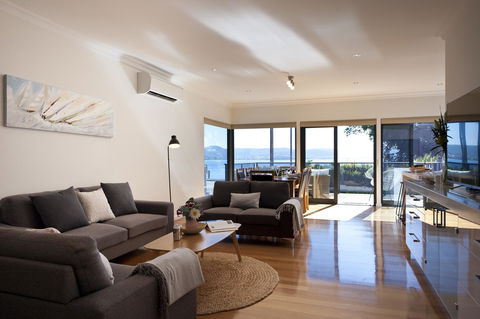 Sandy Bay Waterfront Home - Accommodation Melbourne 29