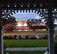 Riverbank villa - 4 bedroom house villa - Accommodation Melbourne