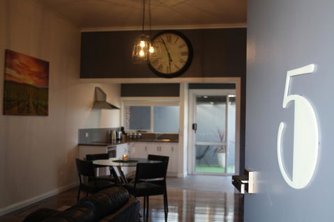Apartment 5ive - Accommodation Melbourne 9