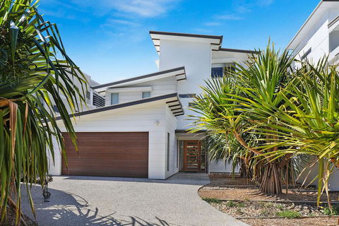 NORTHSHOR- ULTIMATE BEACH HOUSE - Accommodation Melbourne 1