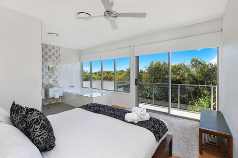 NORTHSHOR- ULTIMATE BEACH HOUSE - Accommodation Melbourne 2