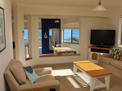 Ocean Views' 4 Ocean Street - Air Conditioned Luxury With Beautiful Ocean Views - Accommodation Melbourne 2