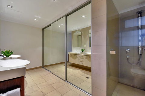 Oceana Darwin Central Oceanfront 3 Bedroom 2 Lounge Room Pool Gym Tennis Court Sleeps 9 - Accommodation Melbourne 3