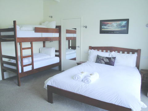 Off Mountain Accommodation - Melbourne 4u 3