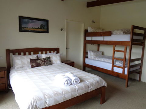Off Mountain Accommodation - Melbourne 4u 2