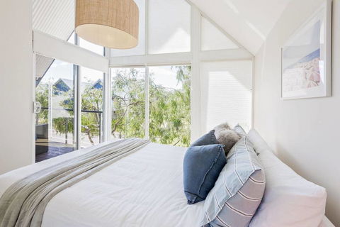ON THE BEACH - Villa Over The Road From The Beach - Melbourne 4u 0