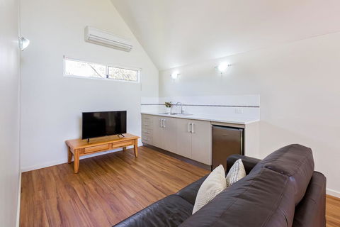 ON THE BEACH - Villa Over The Road From The Beach - Melbourne 4u 2