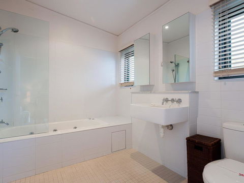 One Mile Ridge', 12a/26 One Mile Close - Stunning Views, Air Con, Infinity Pool - Accommodation Melbourne 2