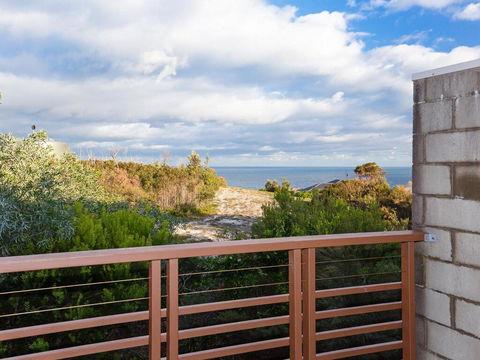 One Mile Ridge', 12a/26 One Mile Close - Stunning Views, Air Con, Infinity Pool - Accommodation Melbourne 0