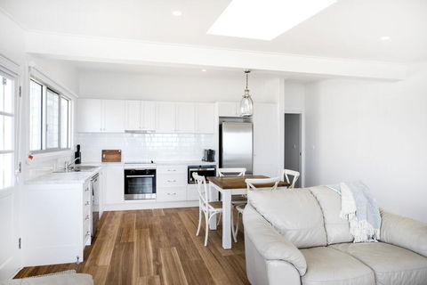 Pa's Beach House - Apartment 2 - Accommodation Melbourne 3