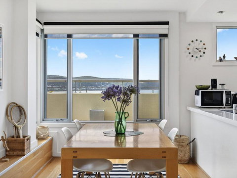POINT GREY APARTMENT ONE - VIEWPOINT - Accommodation Melbourne 3