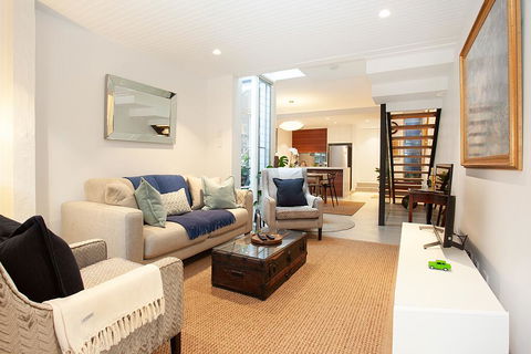 Quiet Family Home With Garden Courtyard Near Cafes - Accommodation Melbourne 0