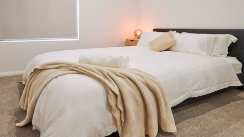 Quiet Large Balcony Living - Accommodation Melbourne 1