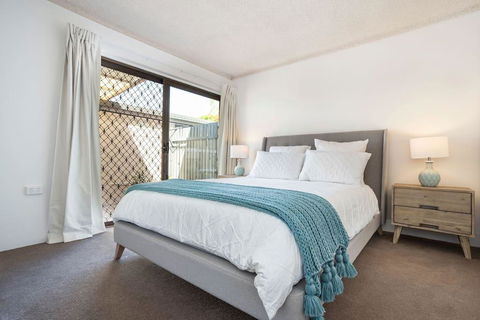 Quiet River Front Escape Walk To Ocean Street & Shops - Accommodation Melbourne 2