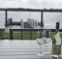 Quiet River Front Escape Walk to Ocean Street  Shops - Accommodation Melbourne