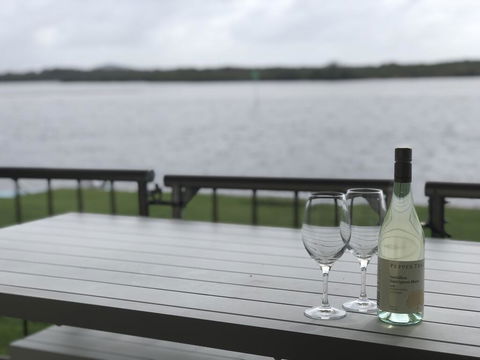 Quiet River Front Escape Walk To Ocean Street & Shops - Accommodation Melbourne 3