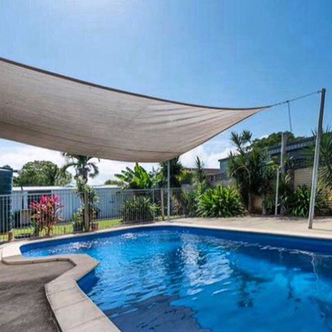 QUIRKY QUEENSLANDER 6 BEDROOM HOME - Accommodation Melbourne 3