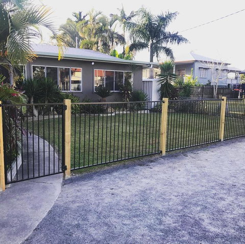 QUIRKY QUEENSLANDER 6 BEDROOM HOME - Accommodation Melbourne 0