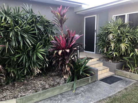QUIRKY QUEENSLANDER 6 BEDROOM HOME - Accommodation Melbourne 1