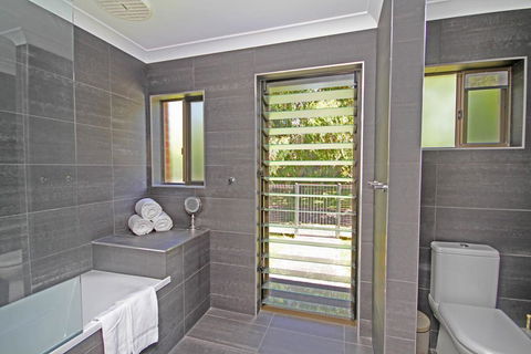 Red Door Beach House - Marcoola Beach - PET FRIENDLY, FOXTEL, WIFI, 500 BOND, Linen Supplied - Accommodation Melbourne 3