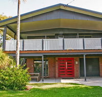 Red Door Beach House - Marcoola Beach - PET FRIENDLY FOXTEL WIFI 500 BOND Linen Supplied - Accommodation Melbourne