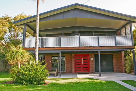 Red Door Beach House - Marcoola Beach - PET FRIENDLY, FOXTEL, WIFI, 500 BOND, Linen Supplied - Accommodation Melbourne 0