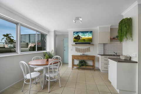 Renovated Moololaba Unit 100m To Beach - Accommodation Melbourne 3