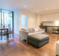 RIVERSIDE RICHMOND LARGE 1 BEDROOM POOLPARKINGNETFLIX - Accommodation Melbourne