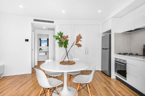 Roomy Apartment With Balcony, Parking, Ocean Views - Accommodation Melbourne 2