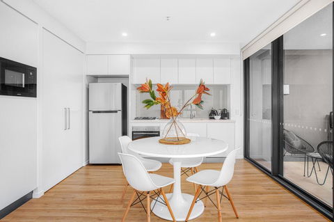 Roomy Apartment With Balcony, Parking, Ocean Views - Accommodation Melbourne 1