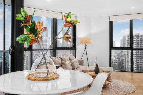 Roomy Apartment With Balcony, Parking, Ocean Views - Accommodation Melbourne 3