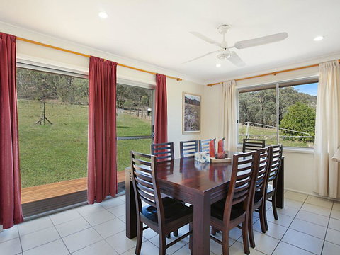 Rosa Estate In Broke - Two 3br House In Walking Distance To Cellar Doors - Accommodation Melbourne 3