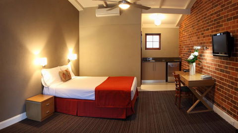 Rose & Crown Hotel - Accommodation Melbourne 1