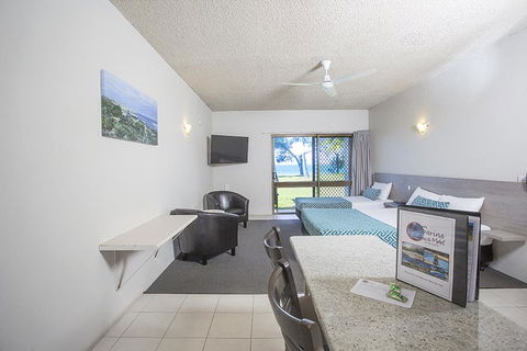 Sarina Beach Motel - Accommodation Melbourne 3