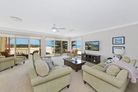SEASCAPE - An Enticing Lakeside Escape - Accommodation Melbourne 1