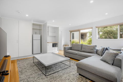 SeaSide Serenity: Tennis Court & Back Beach - Accommodation Melbourne 2