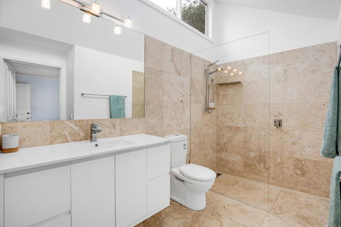 SeaSide Serenity: Tennis Court & Back Beach - Accommodation Melbourne 1