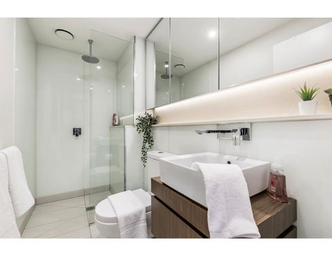 Shop Til You Drop At Sleek Unit In Hip Area - Accommodation Melbourne 3