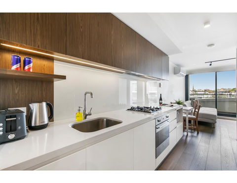 Shop Til You Drop At Sleek Unit In Hip Area - Accommodation Melbourne 2