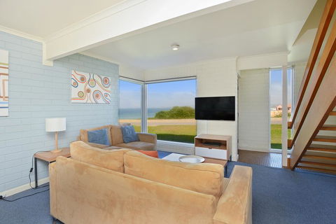 South Seas Beachfront Apartments - Accommodation Melbourne 3