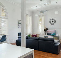 Spacious 2-bed 2-bath Home with Parking and Balcony - Accommodation Melbourne