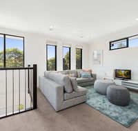 Spacious 4-Bed House with Parking and Backyard - Accommodation Melbourne