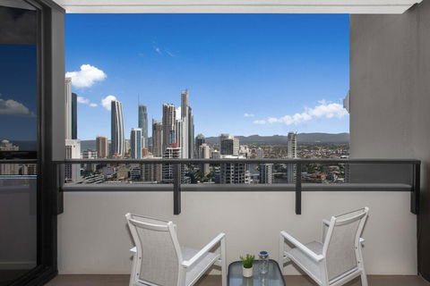 Spacious And Artfully Designed Apartment In Surfers - Accommodation Melbourne 1