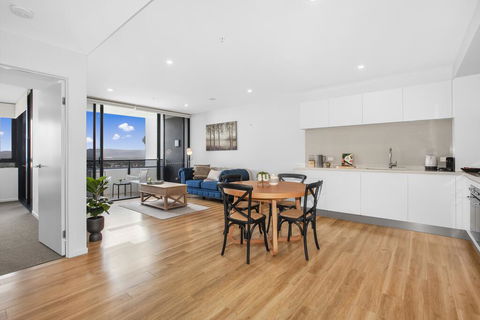 Spacious And Artfully Designed Apartment In Surfers - Accommodation Melbourne 2