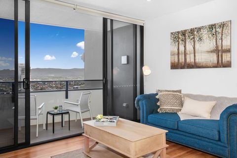 Spacious And Artfully Designed Apartment In Surfers - Accommodation Melbourne 3