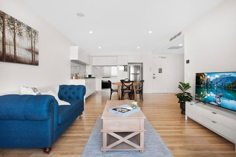 Spacious And Artfully Designed Apartment In Surfers - Accommodation Melbourne 0