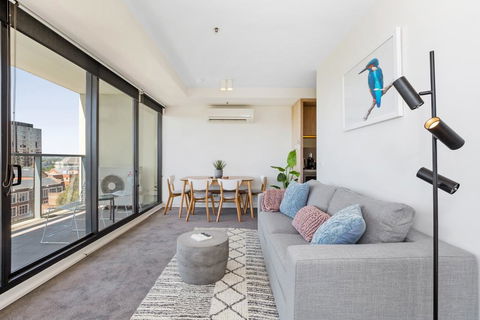 Spacious And Sunny Modern Apartment With City View - Accommodation Melbourne 1